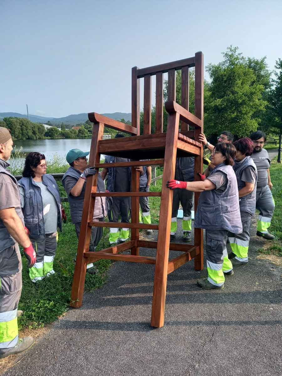 Una silla gigante: el nuevo atractivo turístico de la laguna Mina Mercedes