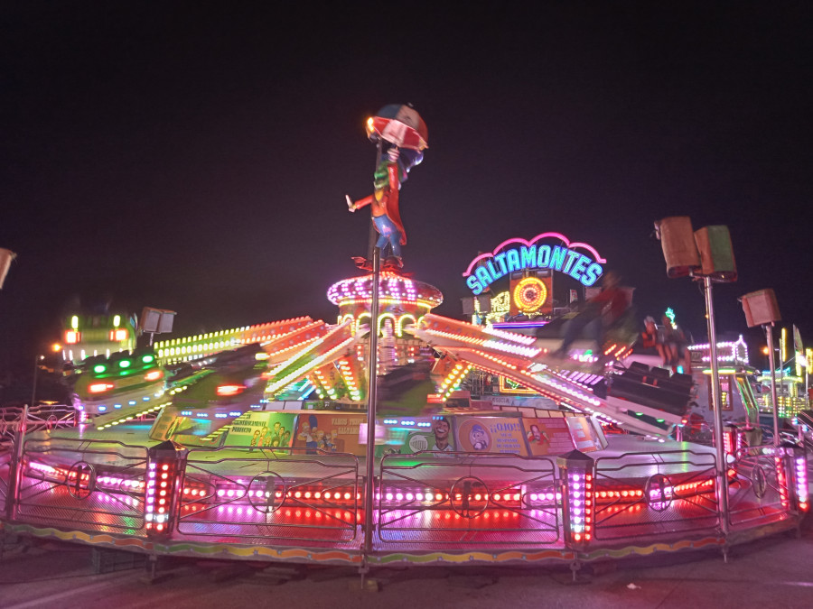 El Gobierno de Ribeira decide trasladar las atracciones de feria de las fiestas de verano al Malecón y Rúa Canarias