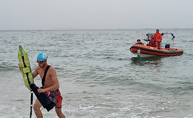 Aspirantes a socorrista se ponen a prueba en la playa de Coroso, en Ribeira