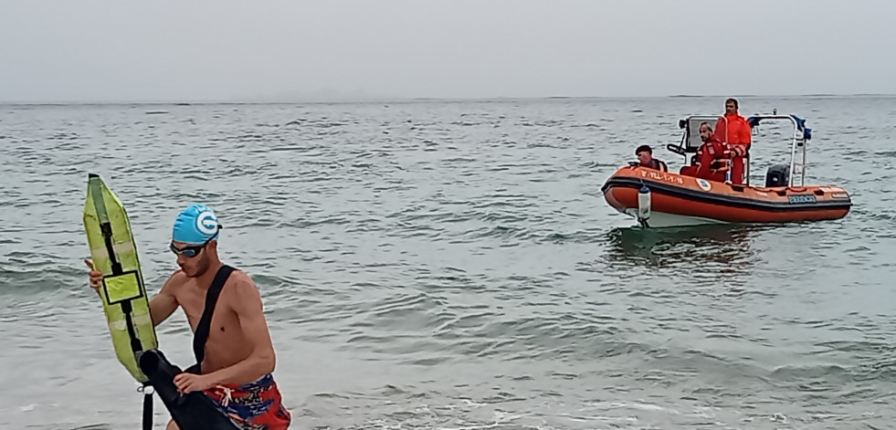 Aspirantes a socorrista se ponen a prueba en la playa de Coroso, en Ribeira