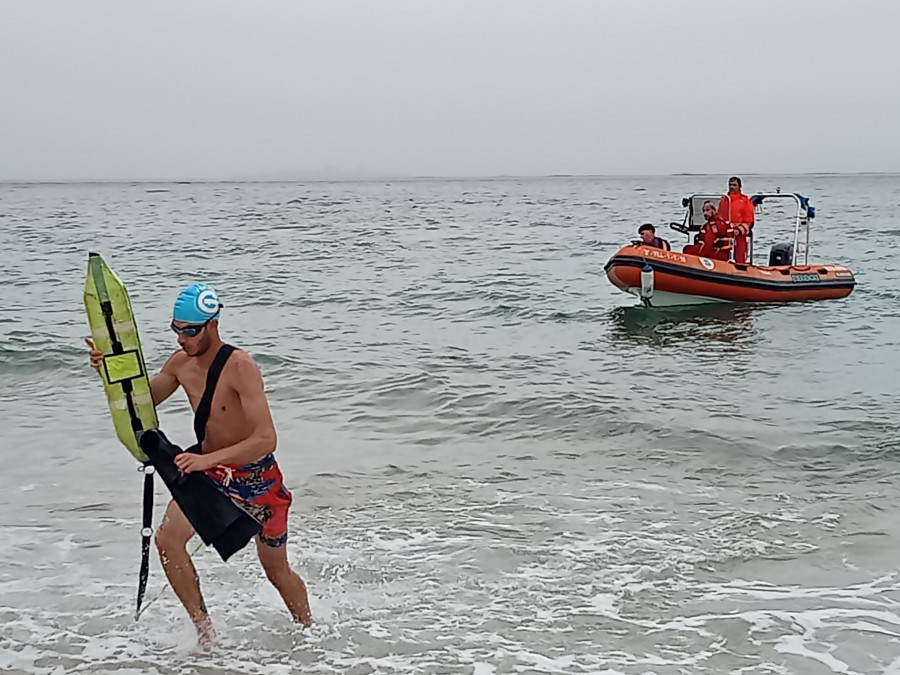 Aspirantes a socorrista se ponen a prueba en la playa de Coroso, en Ribeira