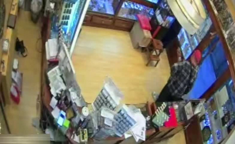 La Guardia Civil detiene a una mujer como presunta autora de un delito de hurto en una joyería en O Grove