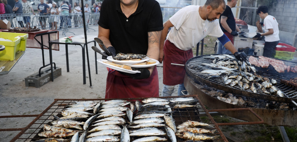 La orquesta Marbella y varios DJs ponen música al San Xoán de As Pistas