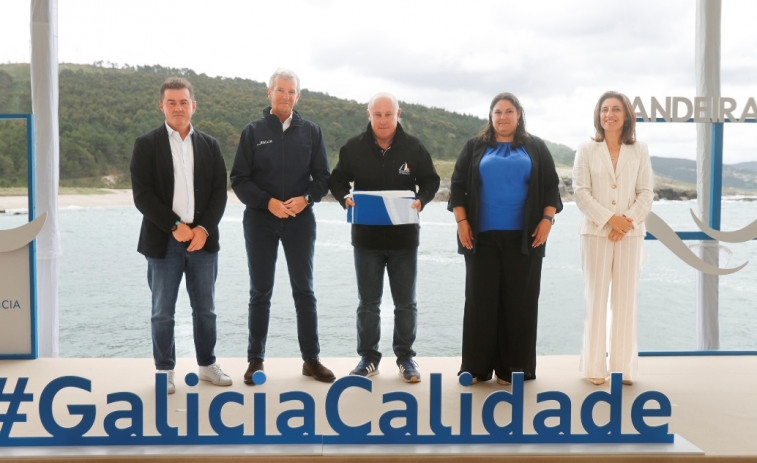 El Club Náutico-Deportivo San Vicente do Mar recibe por tercer año consecutivo la bandera azul