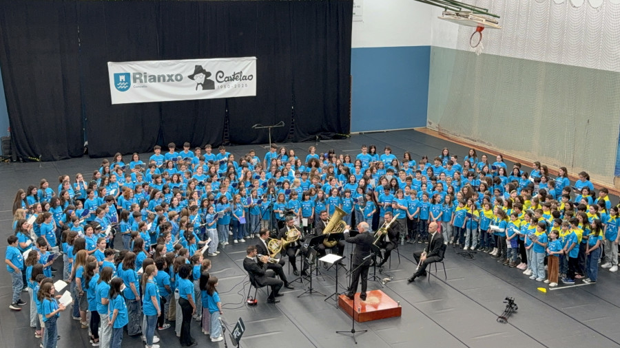 Las interpretaciones de "A Rianxeira" y "Lela" por las voces de un coro de 500 niños brillan en el homenaje a Castelao en Rianxo