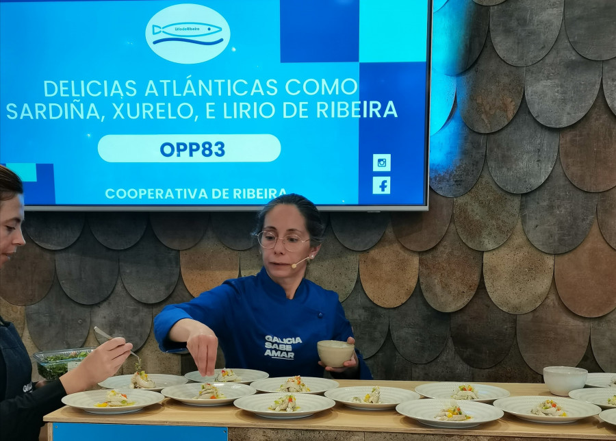 Un showcooking con pescados de Ribeira cautiva al público de la feria Salimat