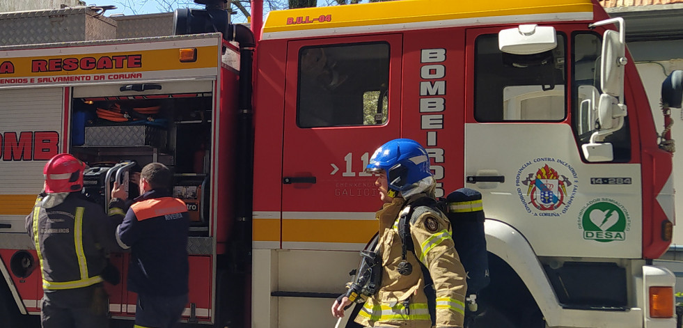 Rescatada una mujer en la terraza de su ático en Palmeira al quedar encerrada tras bajarse la persiana y no poder levantarla