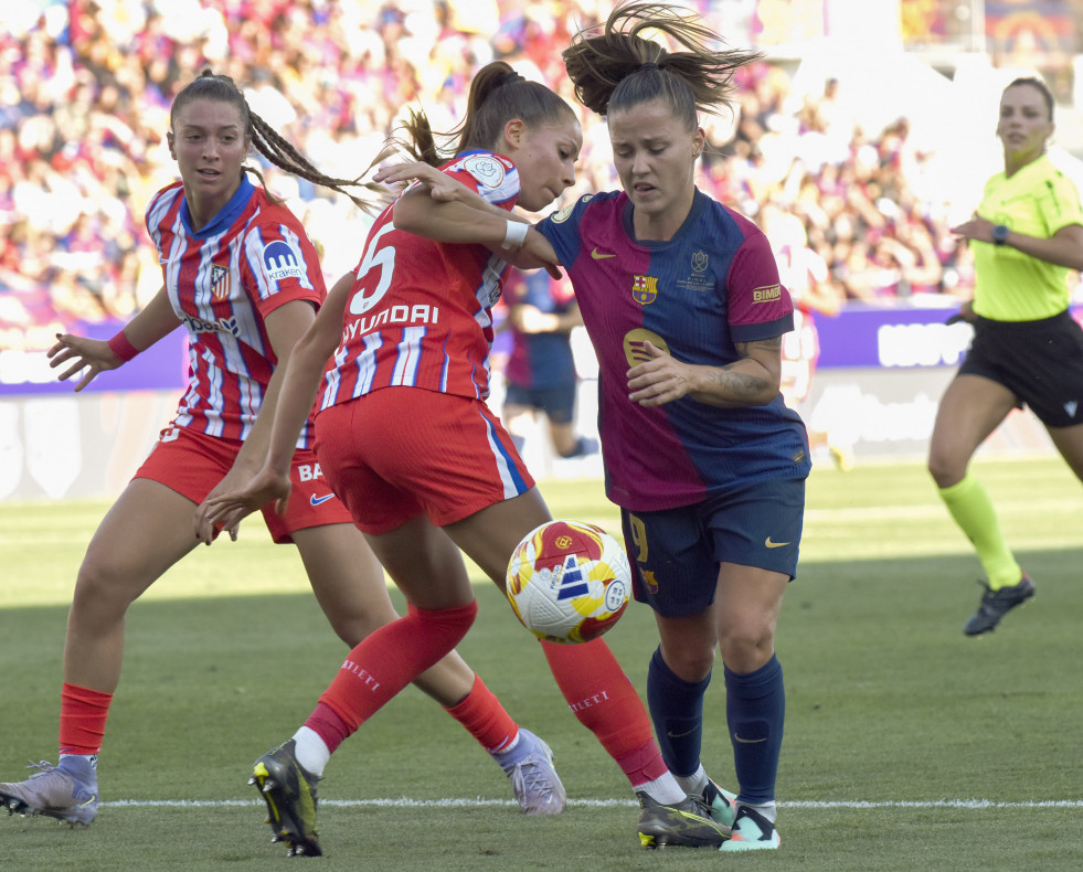 La delantera del FC Barcelona Claudia Pina (d) lucha con Xenia Pérez, del Atlético de Madrid