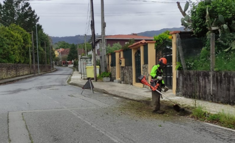 A Pobra intensifica las tareas de roza, limpieza y control de biomasa en viales, rutas de senderismo y jardines