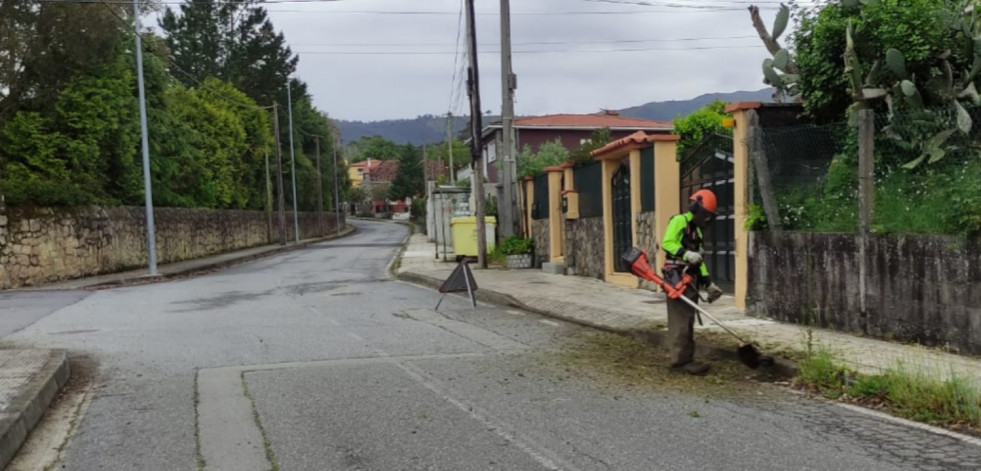A Pobra intensifica las tareas de roza, limpieza y control de biomasa en viales, rutas de senderismo y jardines