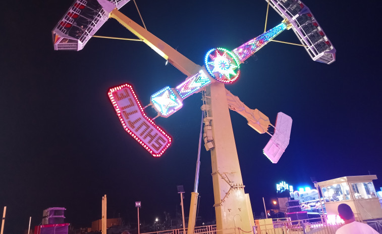 El Gobierno de Ribeira trabajará en la fórmula para que las atracciones de feria de las fiestas se instalen en el puerto