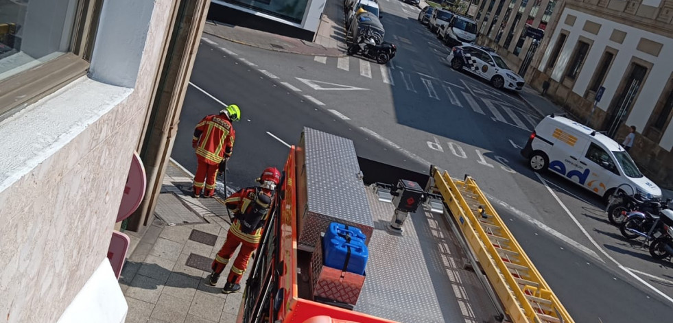 Arde un cartón atascado en una alcantarilla en Vilagarcía