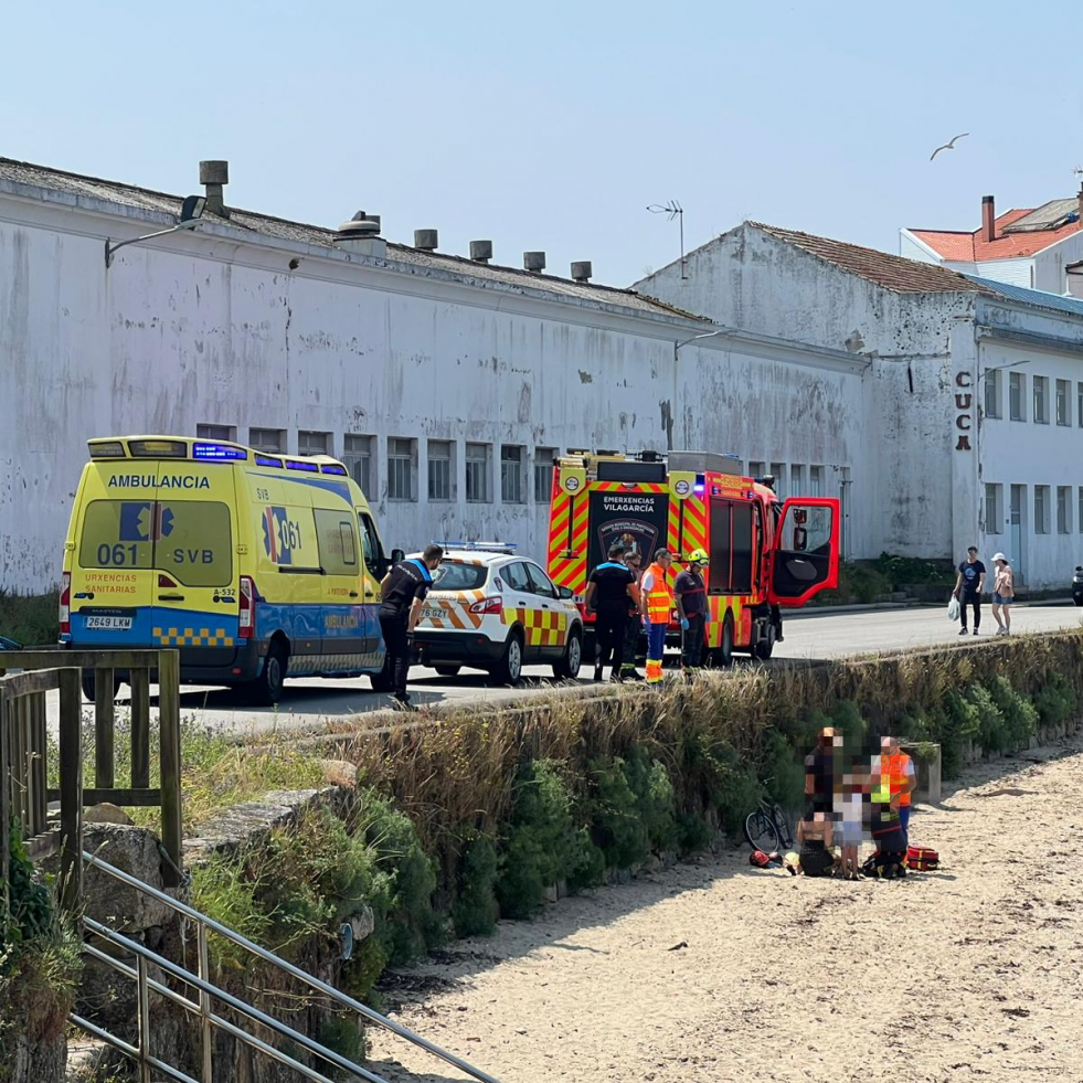 Un niño cae a la Praia do Castelete mientras circulaba en bici en un tramo sin guardarraíl