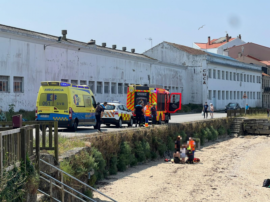 Un niño cae a la Praia do Castelete mientras circulaba en bici por un tramo sin guardarraíl