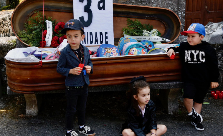 Familias del San Clemente se visten de luto para marchar por la tercera unidad en una nueva protesta