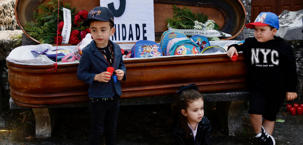 Familias del San Clemente se visten de luto para marchar por la tercera unidad en una nueva protesta
