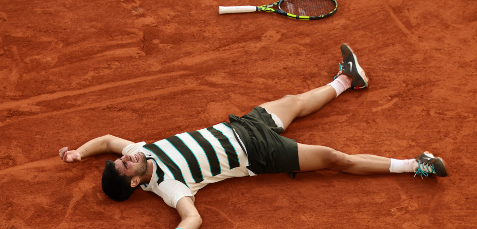 Alcaraz gana a Sinner para mantener su fortín de Roland Garros