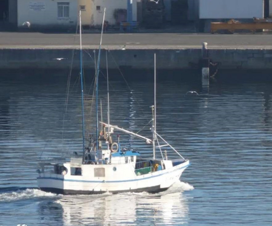 Dos marineros sobreviven al naufragio de su pesquero en Corrubedo