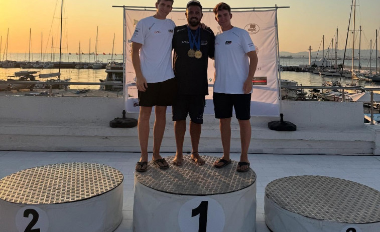 El vilagarciano Ero Pons guía a los hermanos Wizner al título europeo absoluto de 49er