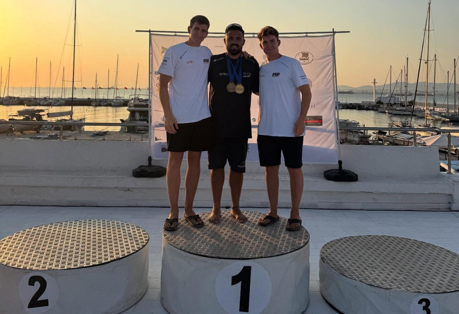 El vilagarciano Ero Pons guía a los hermanos Wizner al título europeo absoluto de 49er