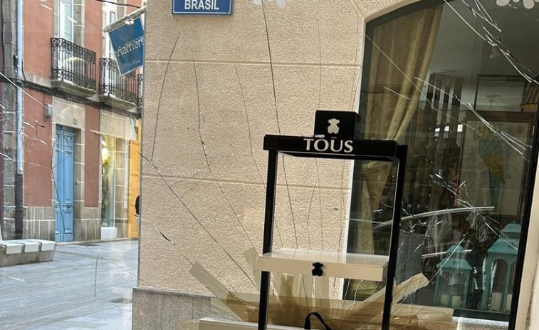 Nuevo robo en Ribeira: los ladrones destrozan el local y se llevan relojes de marca