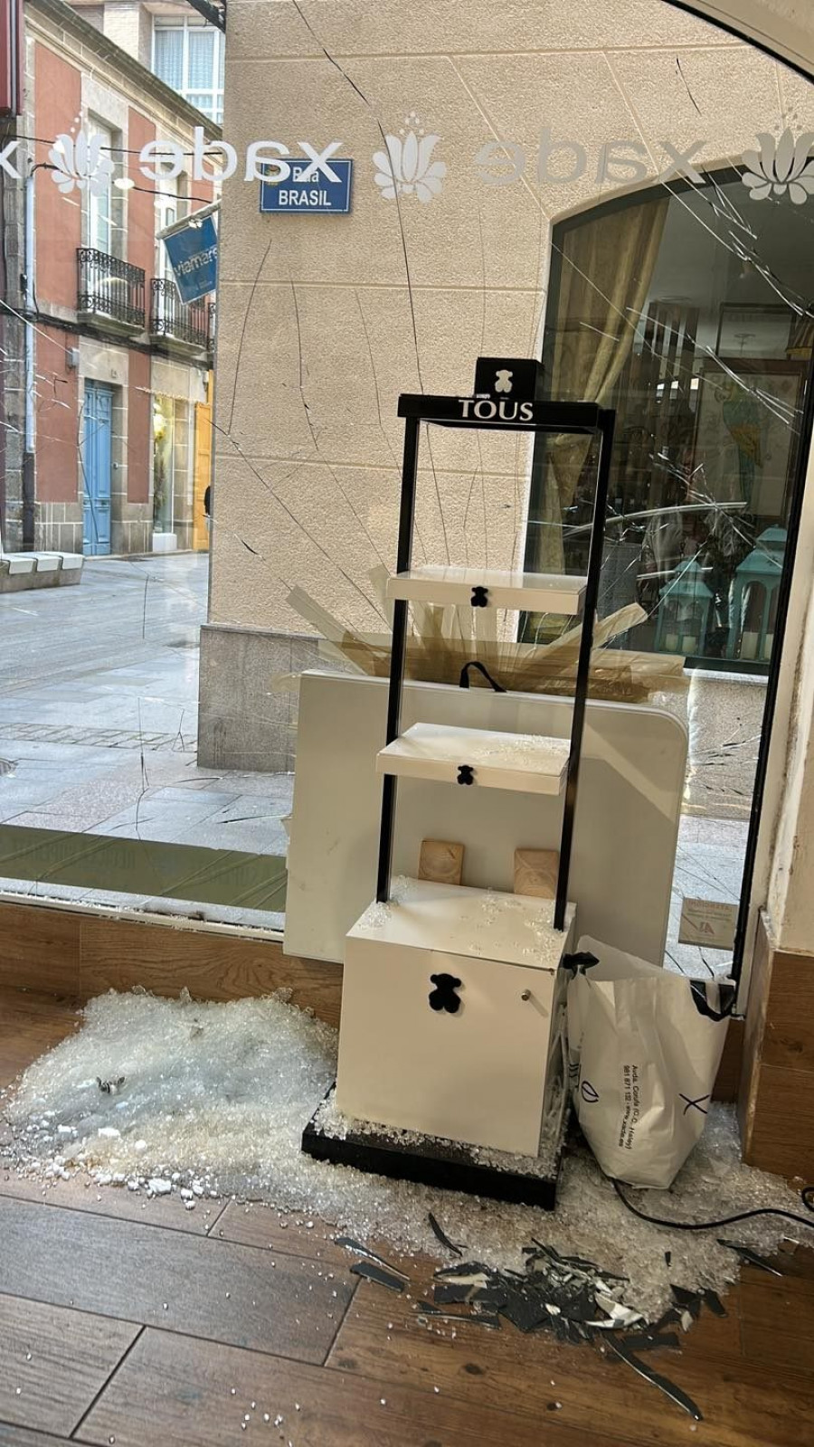 Nuevo robo en Ribeira: los ladrones destrozan el local y se llevan relojes de marca