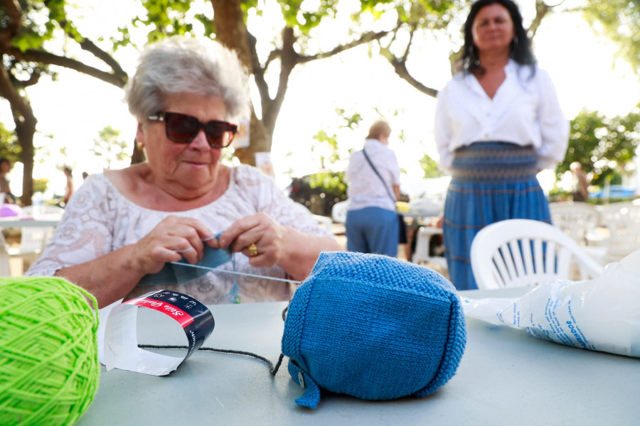 El Día de Tejer en Público volvió a Cambados con labores tradicionales