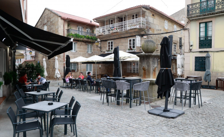 Cambados advierte con multas a terrazas que ocupen espacio público tras recibir quejas vecinales