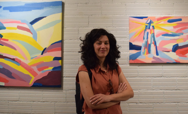 La artista Haya Blanco muestra hasta el día 26 de julio en La Doce sus pinturas con temática costera