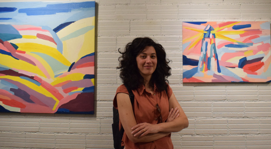 La artista Haya Blanco muestra hasta el día 26 de julio en La Doce sus pinturas con temática costera
