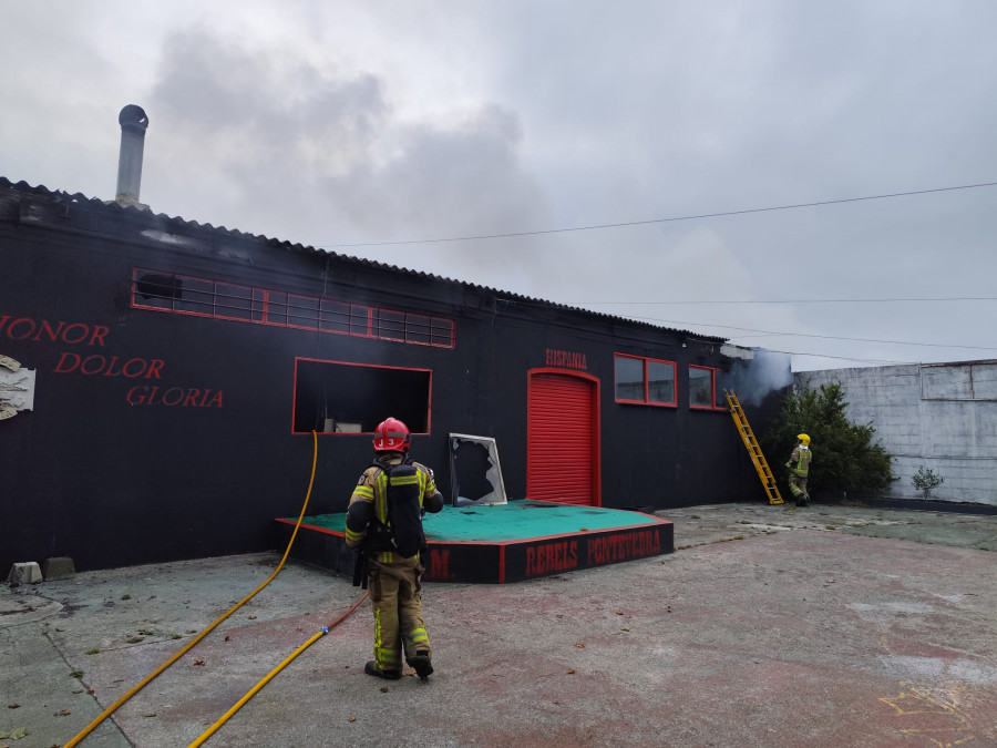 Un incendio en la sede de los moteros Rebels Hispania calcina el interior del inmueble