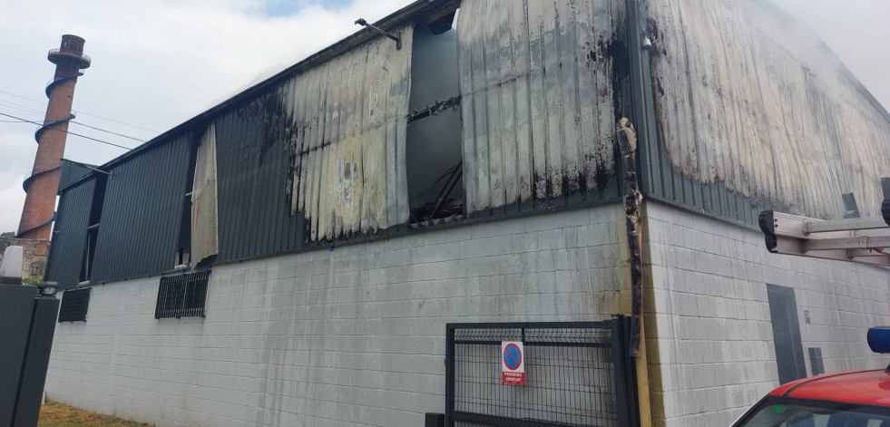 Un incendio en una nave industrial en Portas deja importantes daños materiales