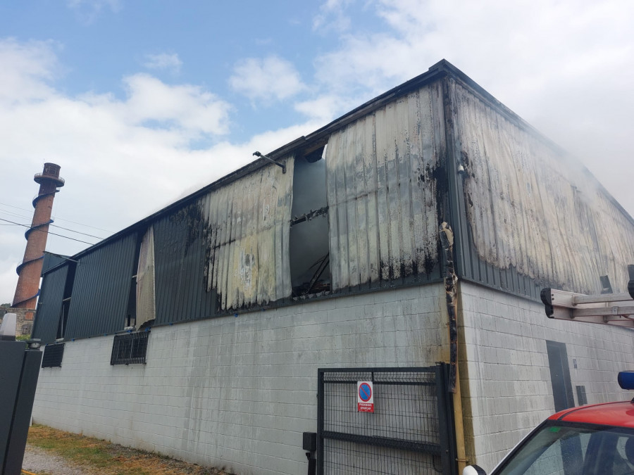 Un incendio en una nave industrial en Portas deja importantes daños materiales