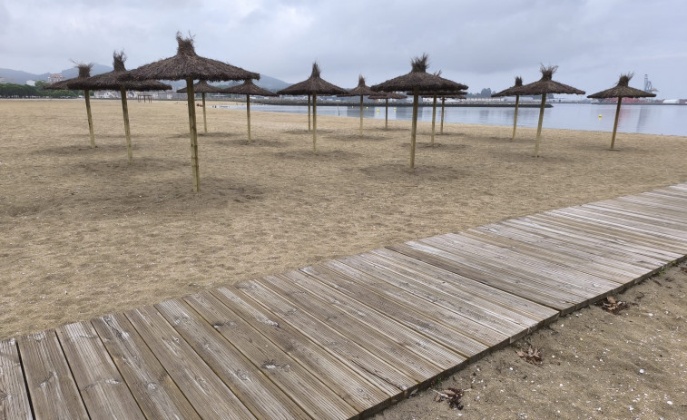 La nueva playa de Vilagarcía toma forma: Comienza la instalación de las sombrillas