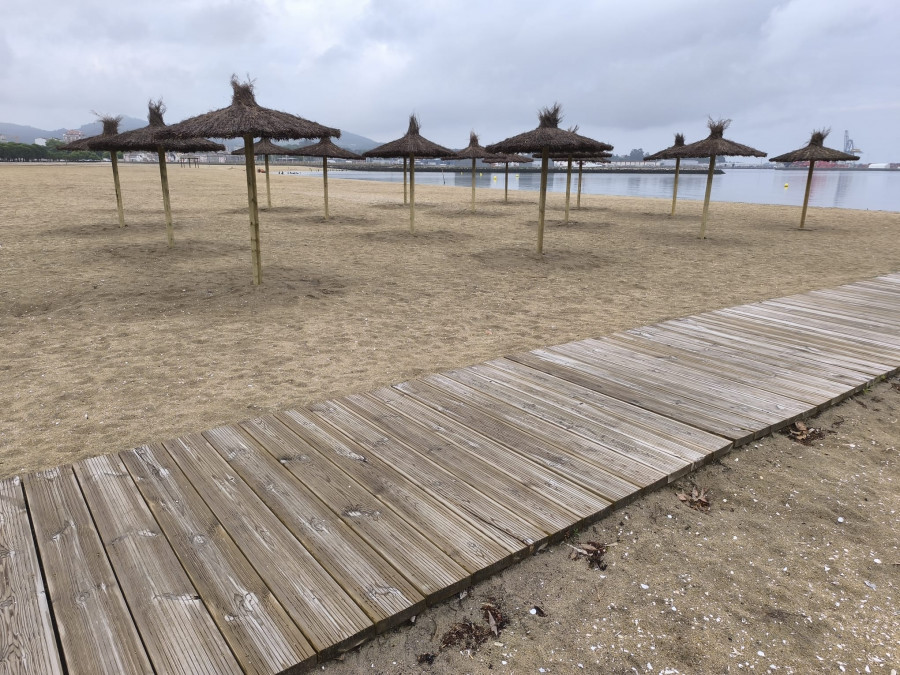 La nueva playa de Vilagarcía toma forma: Comienza la instalación de las sombrillas