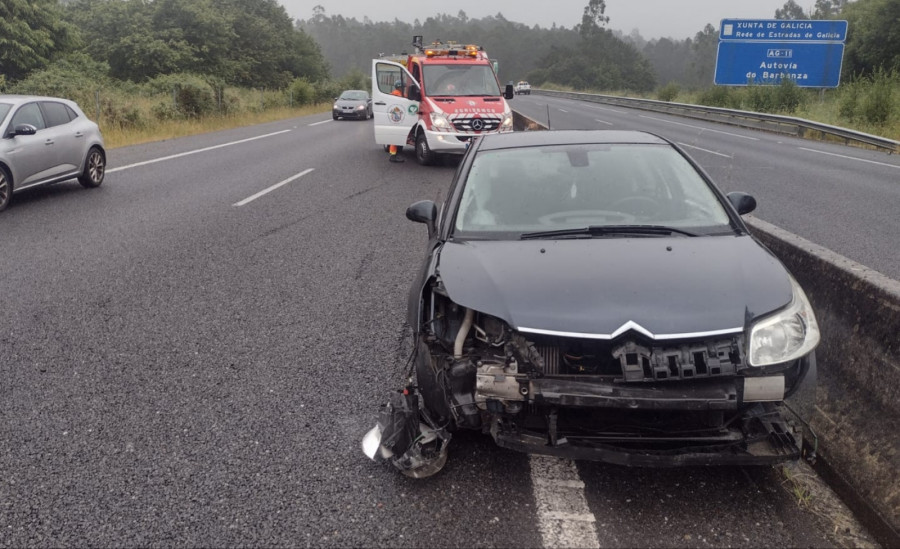 Un joven conductor resulta herido en una salida de vía en la Autovía do Barbanza, tras rebasar las curvas de Vilas