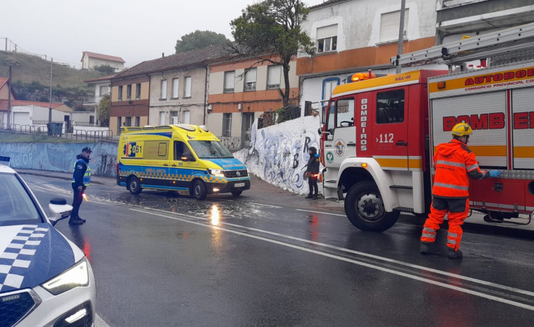 Herido un joven piloto al caerse de la motocicleta con la que circulaba por la Avenida de Ferrol, en Ribeira