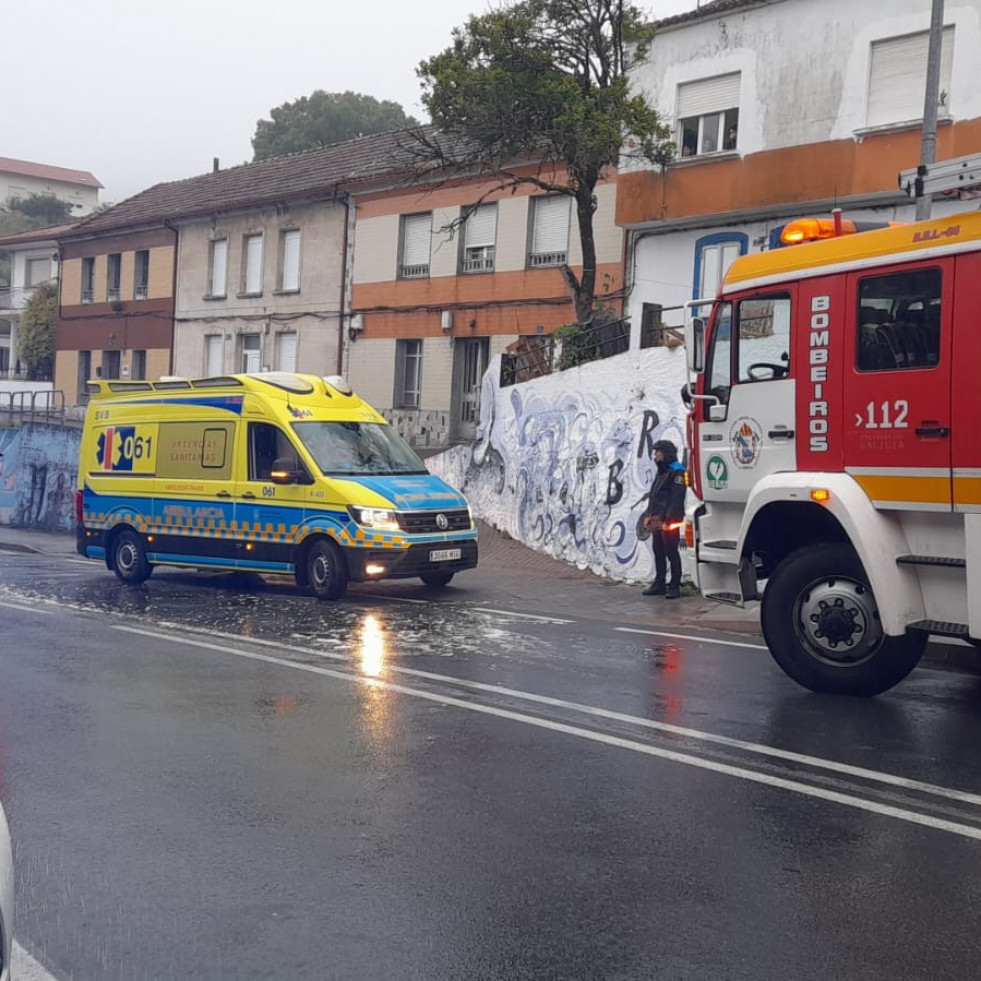 Herido un joven piloto al caerse de la motocicleta con la que circulaba por la Avenida de Ferrol, en Ribeira
