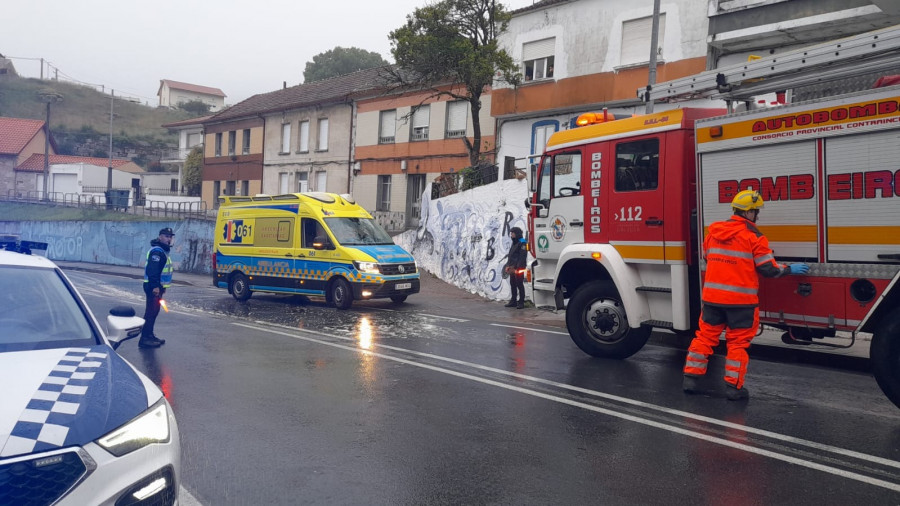 Herido un joven piloto al caerse de la motocicleta con la que circulaba por la Avenida de Ferrol, en Ribeira