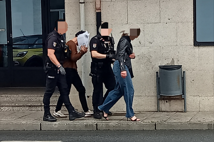 Mandan a prisión al sospechoso de robar 20 relojes en una tienda y un bolso por el método del tirón en Ribeira