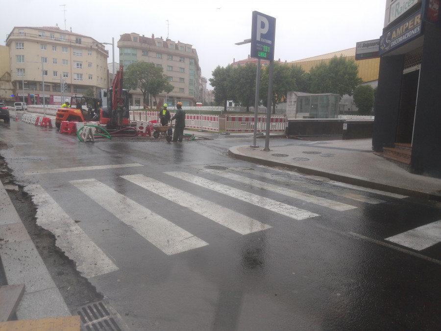Empresarios de Ribeira reclama que se mantenga un paso de peatones en una esquina de Praza do Centenario