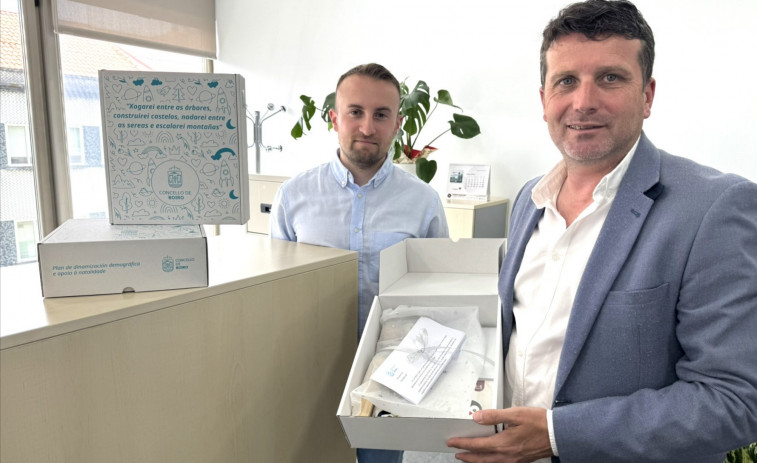 El Ayuntamiento de Boiro reparte cajas regalo a los recién nacidos durante el presente año