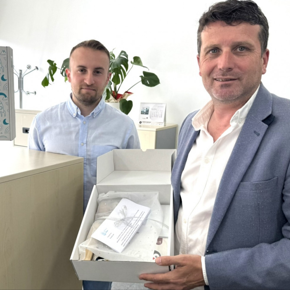 El Ayuntamiento de Boiro reparte cajas regalo a los recién nacidos durante el presente año