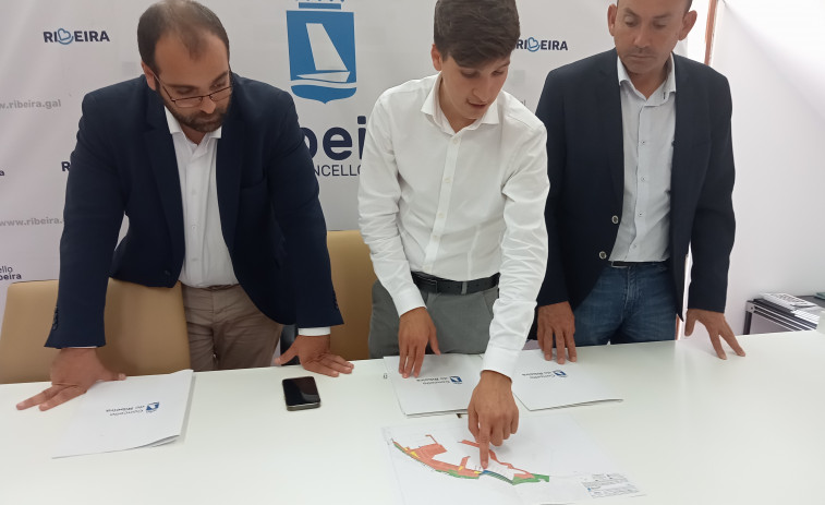 Ribeira propone un convenio que permita instalar las atracciones de feria de las fiestas en el puerto