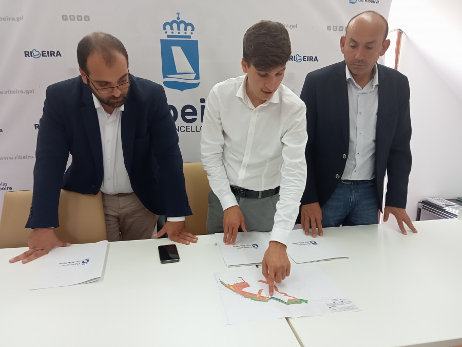 Ribeira propone un convenio que permita instalar las atracciones de feria de las fiestas en el puerto