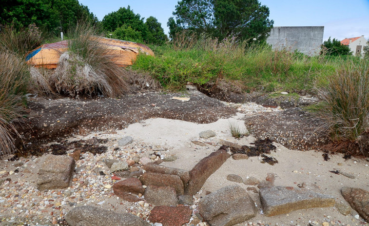 Una excavación busca nuevas estructuras en las cistas de Punta Riasón en A Illa
