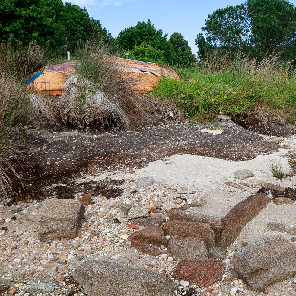 Una excavación busca nuevas estructuras en las cistas de Punta Riasón en A Illa