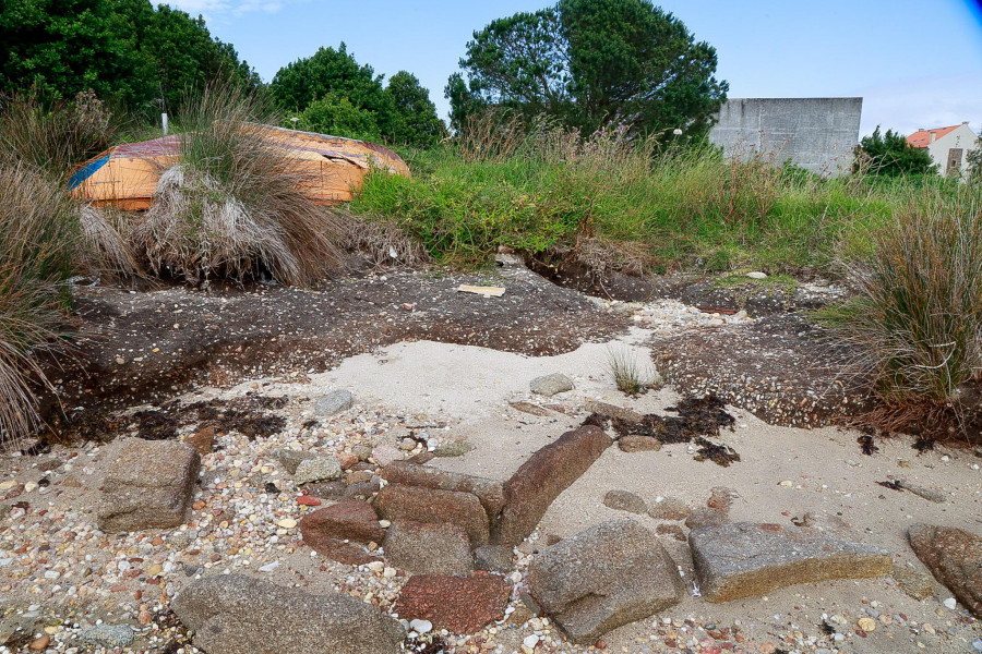 Una excavación busca nuevas estructuras en las cistas de Punta Riasón en A Illa