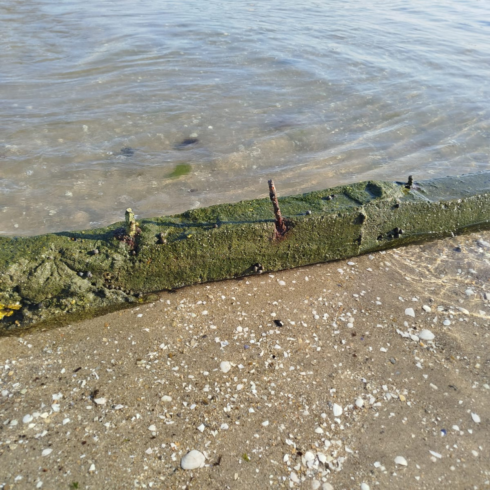 Preocupación en Carril por los lindes de un vivero con hormigón y clavos