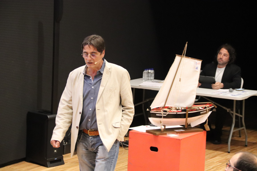 Juan Lustres Lampón ilustró al público ribeirense sobre la vela como tradición, deporte y pasión